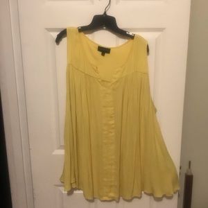 Lightweight bright yellow swing tank
